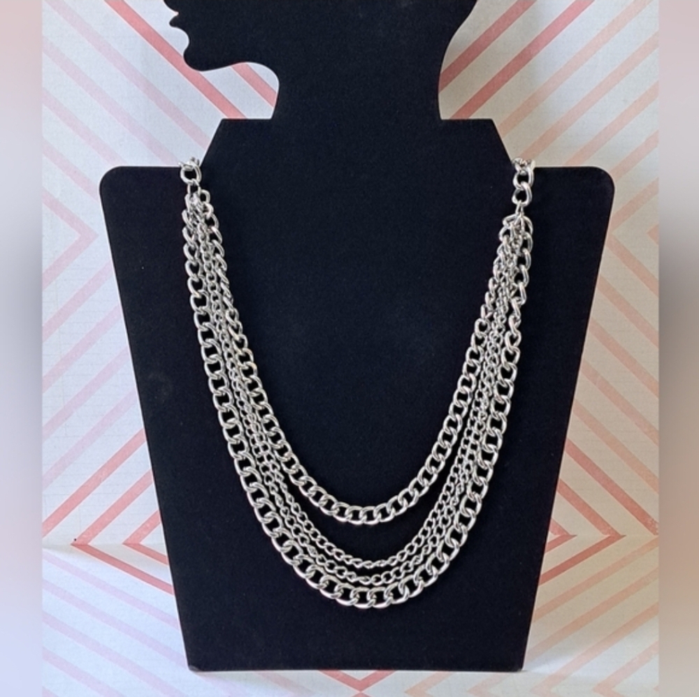 Elegant Silvertone Chain Necklace.